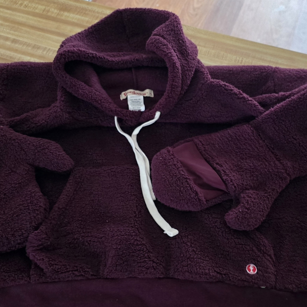 Cozy Women's Hooded Sweatshirt in Rich Burgundy
